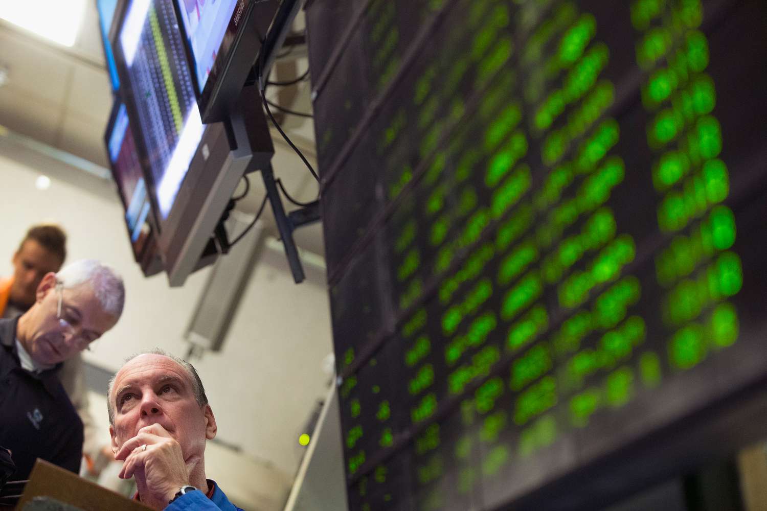 A trader monitors offers in the Standard & Poor's 500 stock index options pit at the Chicago Board Options Exchange (CBOE) on August 24, 2015 in Chicago, Illinois.