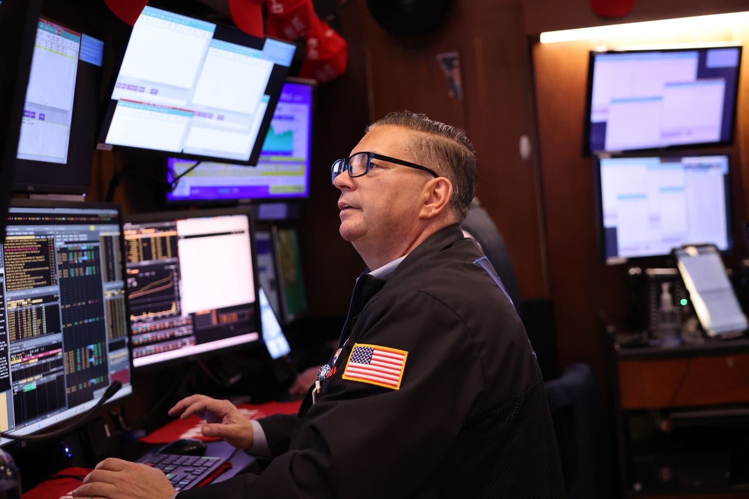 Traders work on the floor of the New York Stock Exchange during the morning trading on November 7, 2024