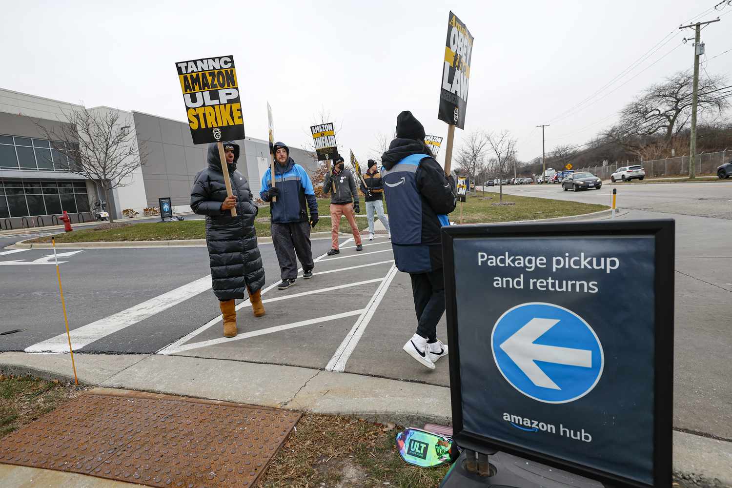 The picket line at an Amazon facility in Skokie, Ill., on Thursday. 